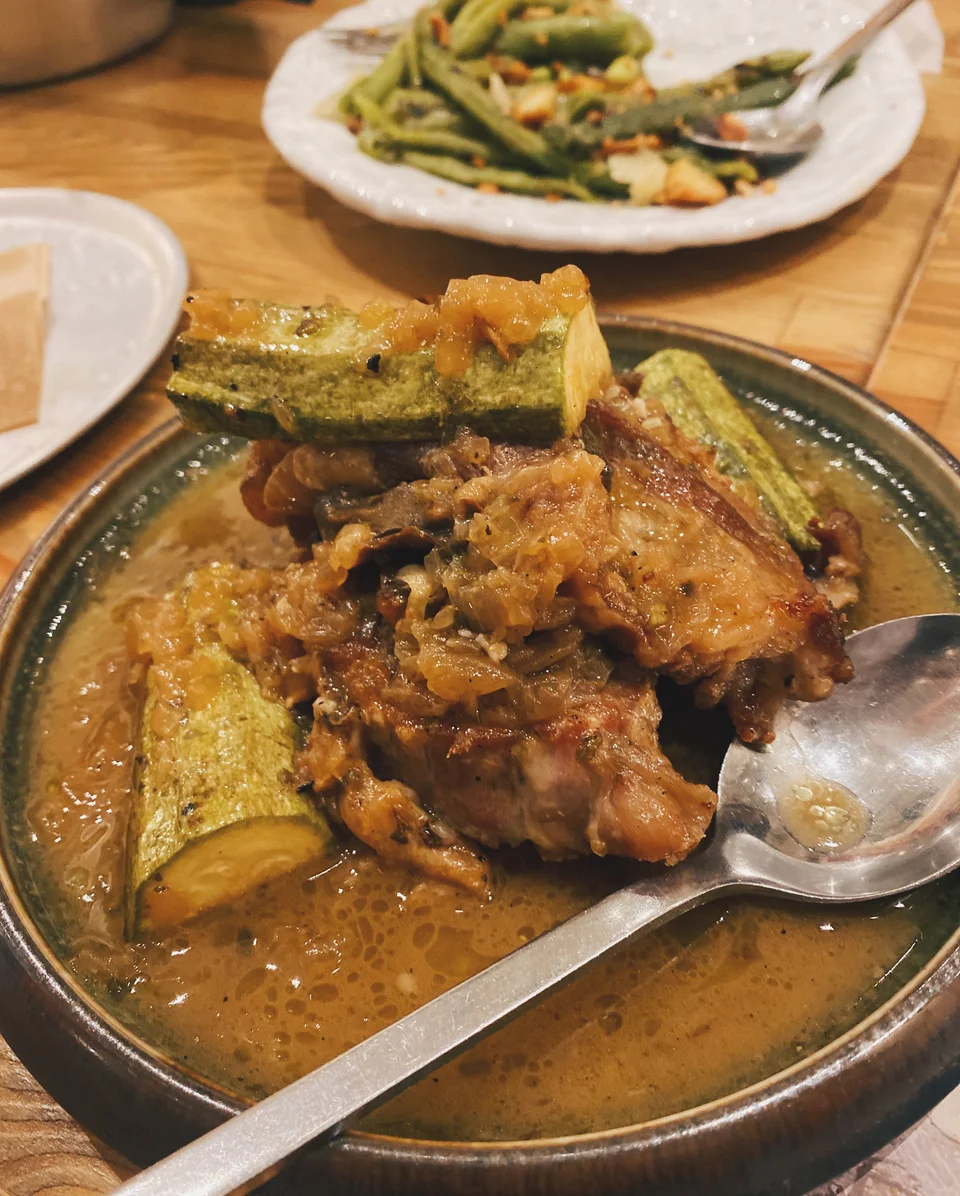 Ένα απολαυστικό κατσικάκι με απολαυστική σάλτσα και κολοκυθάκια, στο Μείγμα  / Φωτογραφία: meigma_athens/Instagram