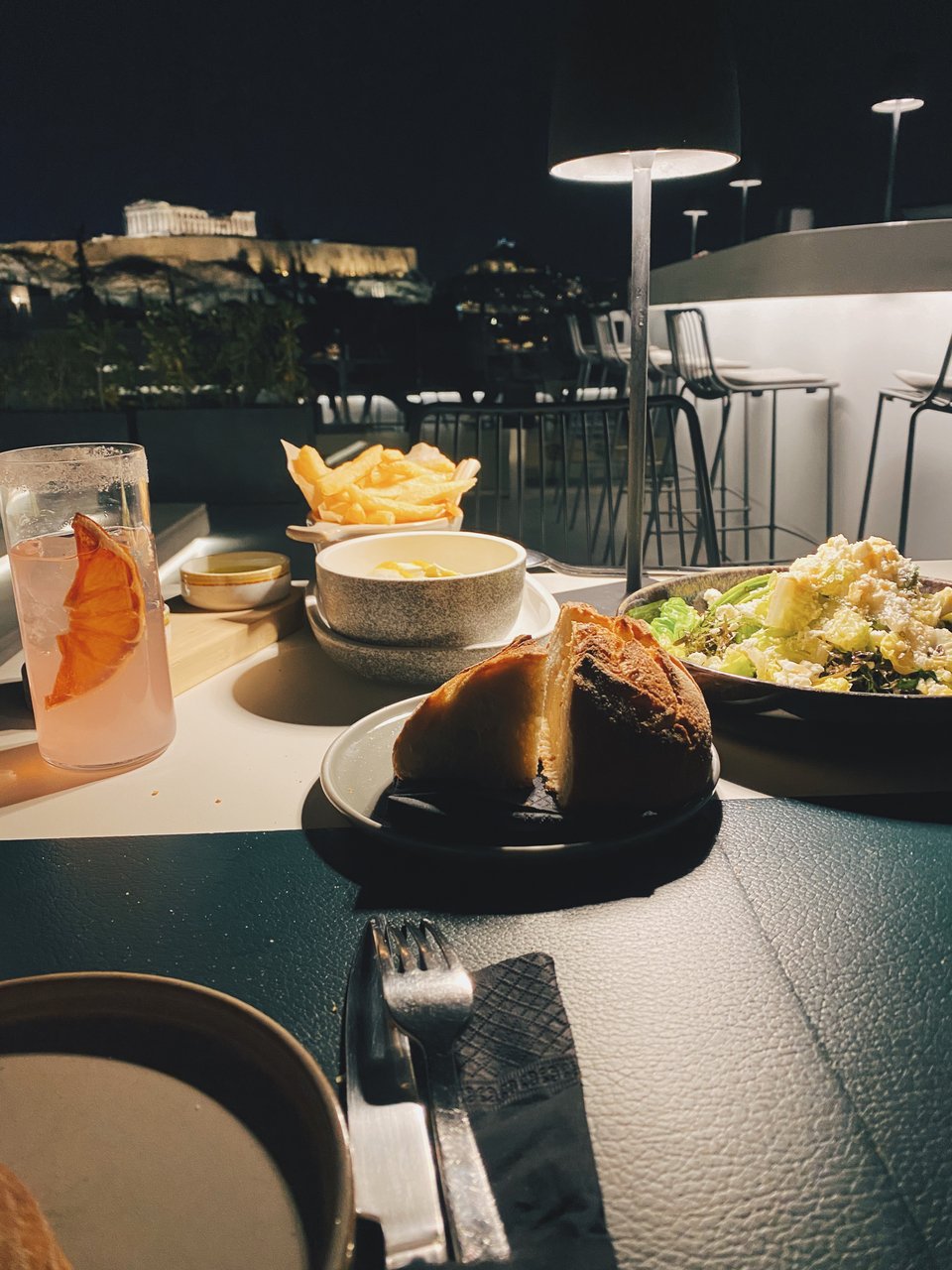 Ένα τραγανό χειροποίητο ψωμί συνοδεύει τη σαλάτα με το κολοκύθι και τον ταραμά / Φωτογραφία: Μάνος Λειβαδάρος/iefimerida