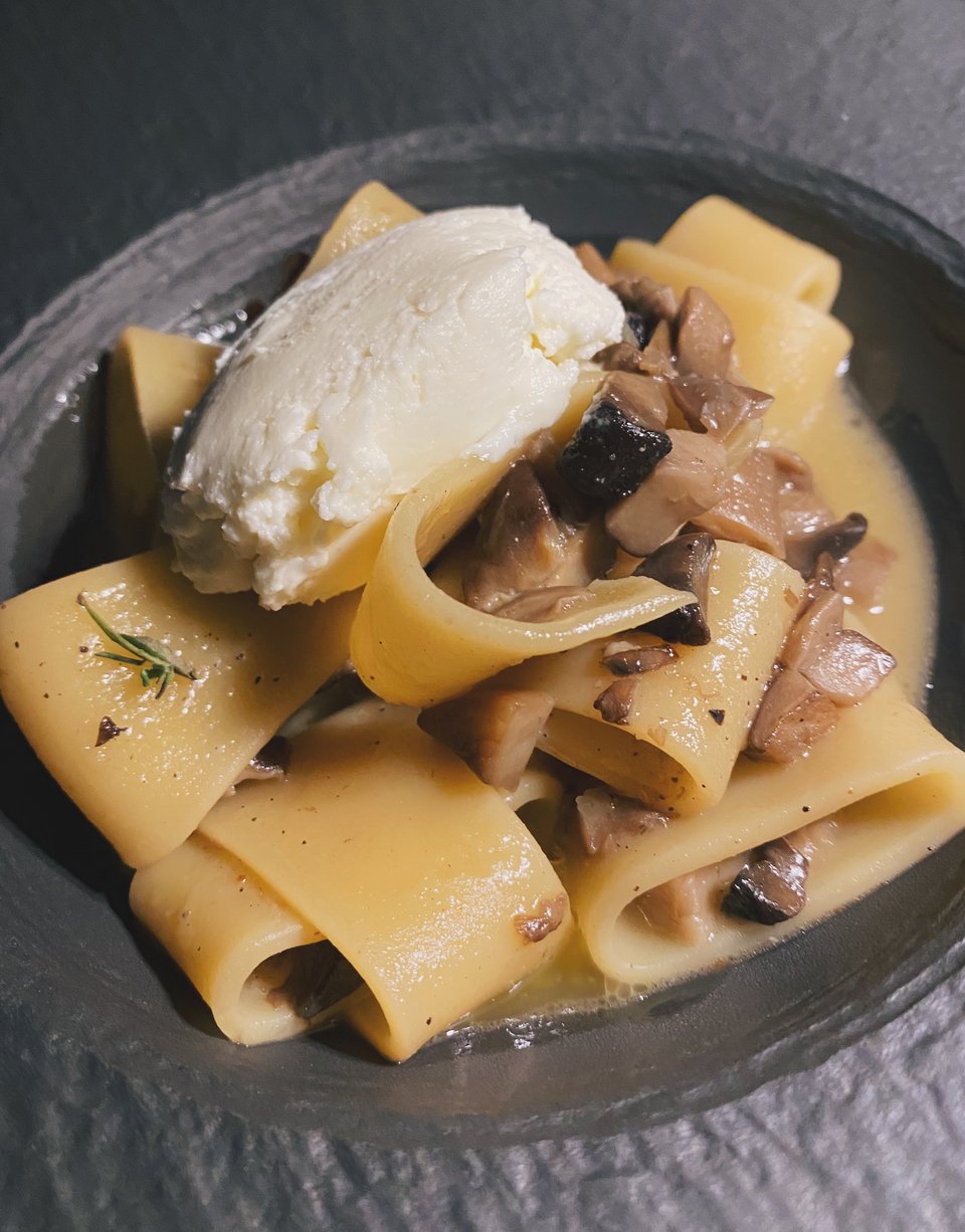 Η calamarata με ραγού μανιταριών / Φωτογραφία: Μάνος Λειβαδάρος/iefimerida