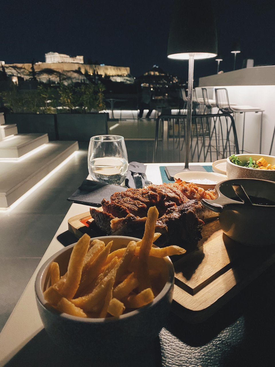 Η θέα στην Ακρόπολη από το τραπέζι μας / Φωτογραφία: Μάνος Λειβαδάρος/iefimerida