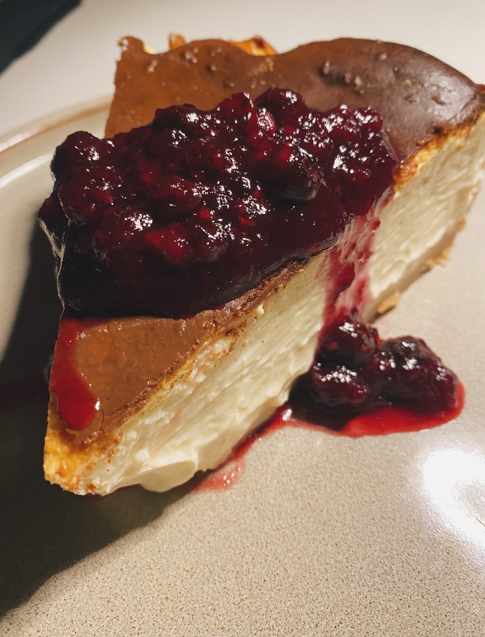 Το γλυκό: ένα πλούσιο στη γεύση βάσκικο cheesecake / Φωτογραφία: Μάνος Λειβαδάρος/iefimerida