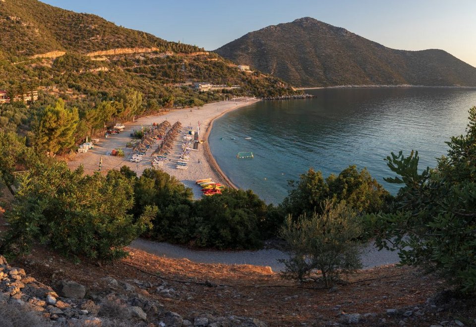 Το καταπράσινο τοπίο στην παραλία Τηγάνι