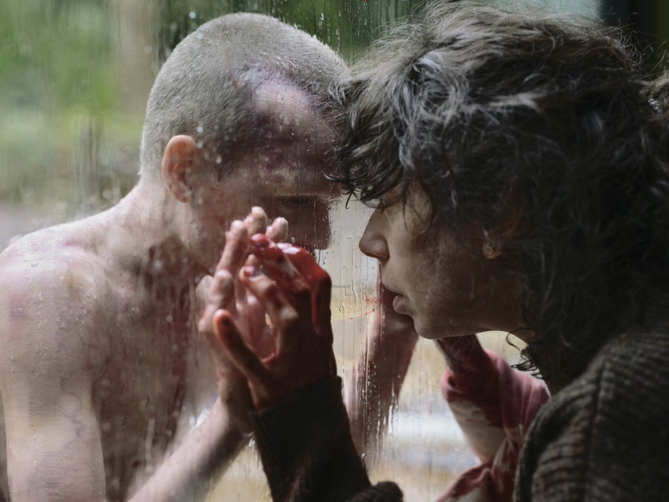 Ο Jonah Wren Phillips, αριστερά, και η Sally Hawkins σε μια σκηνή από την ταινία «Bring Her Back»
