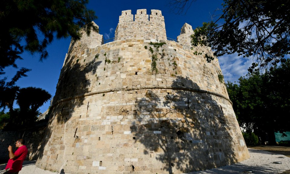 Προμαχώνας στο Κάστρο της Πάτρας / Intimel