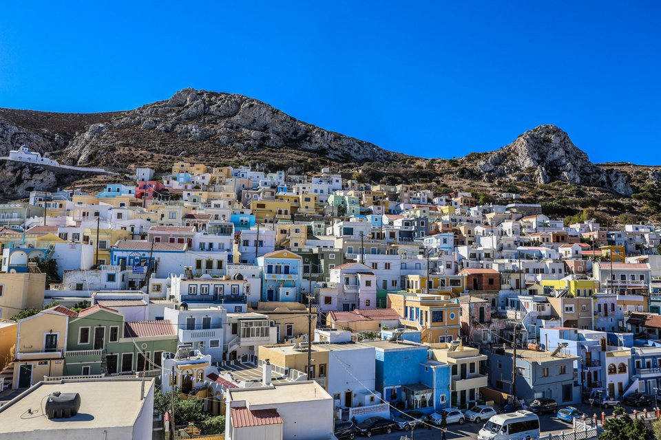 Χρώμα Αιγαίου και χρώματα στους τοίχους της Καρπάθου / Eurokinissi
