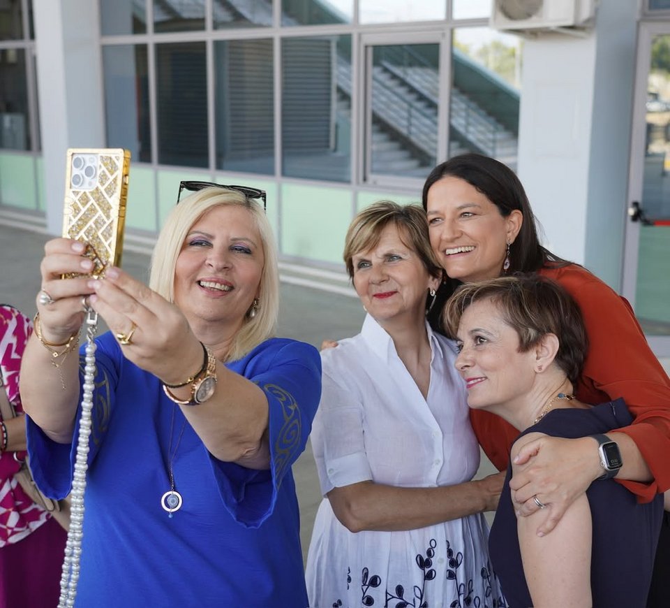 Η Νίκη Κεραμέως φωτογραφίζεται με πολίτες του Γαλατσίου στο ΚΕΠΑ / Instagram @nkerameus