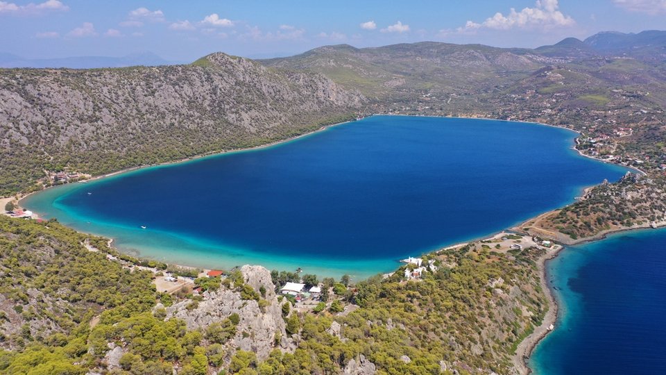 Λίμνη Βουλιαγμένη Λουτρακίου / Φωτογραφία: Shutterstock