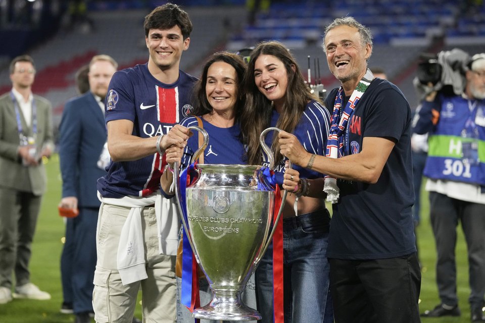 Ο προπονητής της PSG Λουίς Ενρίκε και η οικογένειά του ποζάρουν με το τρόπαιο μετά τη νίκη στον τελικό του Champions League μεταξύ της Παρί Σεν Ζερμέν και της Ίντερ Μίλαν στην Allianz Arena στο Μόναχο