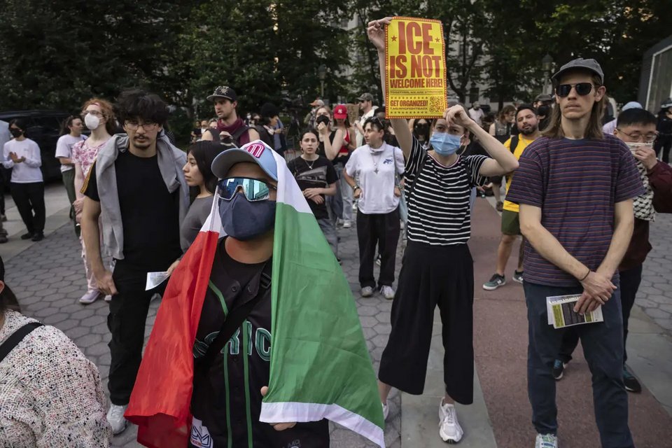 Διαδηλωτές κατέβηκαν στους δρόμους της Νέας Υόρκης καταγγέλλοντας τη μεταναστευτική πολιτική του Ντόναλντ Τραμπ