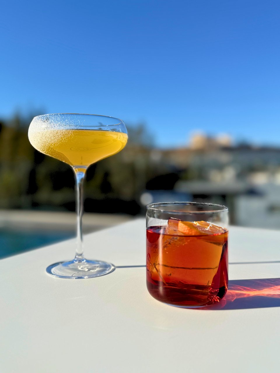 Τα ποτά επιμελούνται οι Δημήτρης Παπαϊωάννου και Μάριος Ηλιόπουλος στο bar του Neoma Roof Garden.