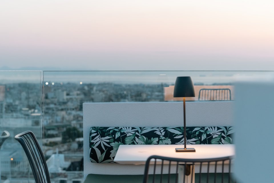 Η ταράτσα βλέπει μέχρι τον Αργοσαρωνικό και την Αθηναϊκή Ριβιέρα.