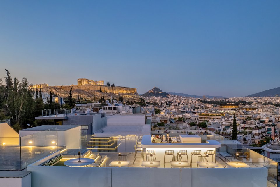 Μινιμαλ ντιζάιν, καλό φαγητό και προνομιακή θέα: το δειλινό στο Neoma Roof Garden τα έχει όλα.