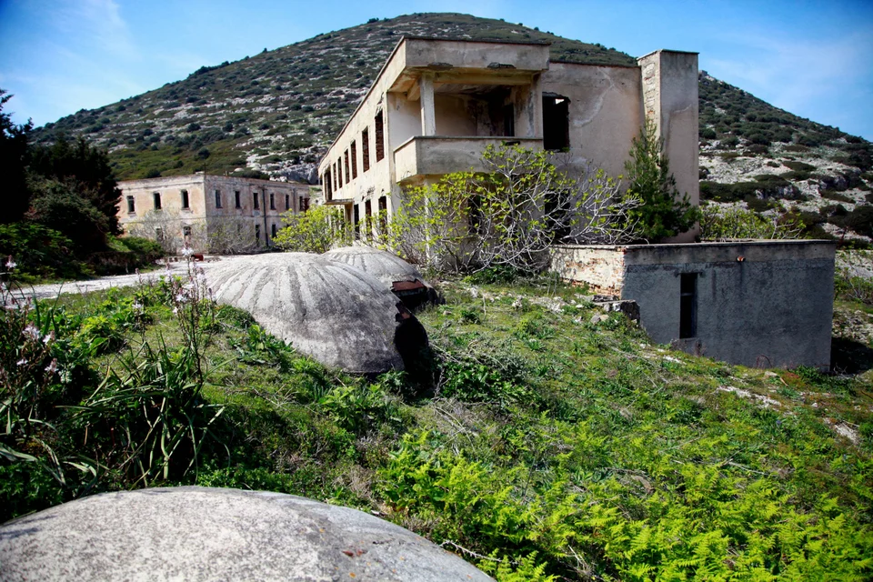 Στο αλβανικό νησί υπάρχουν τούνελ μήκους περίπου 16 χλμ, όπου ζουν πλέον κυρίως  νυχτερίδες, οχιές και άγρια κουνέλια, αλλά και περί τα 3.600 καταφύγια