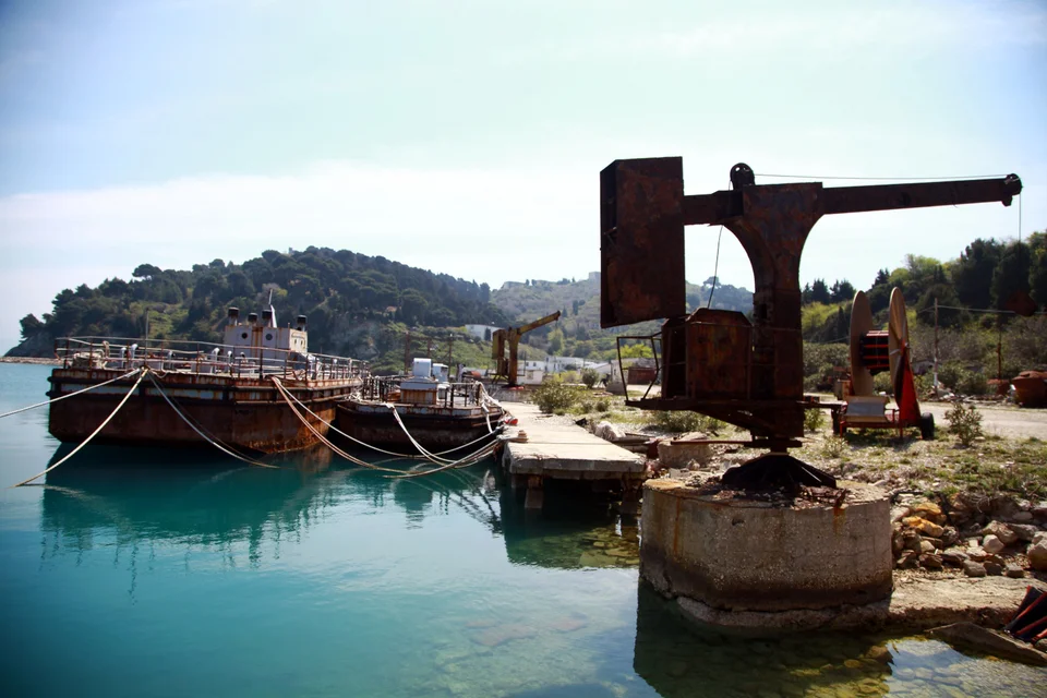 To λιμάνι του νησιού Σάσων το 2015 