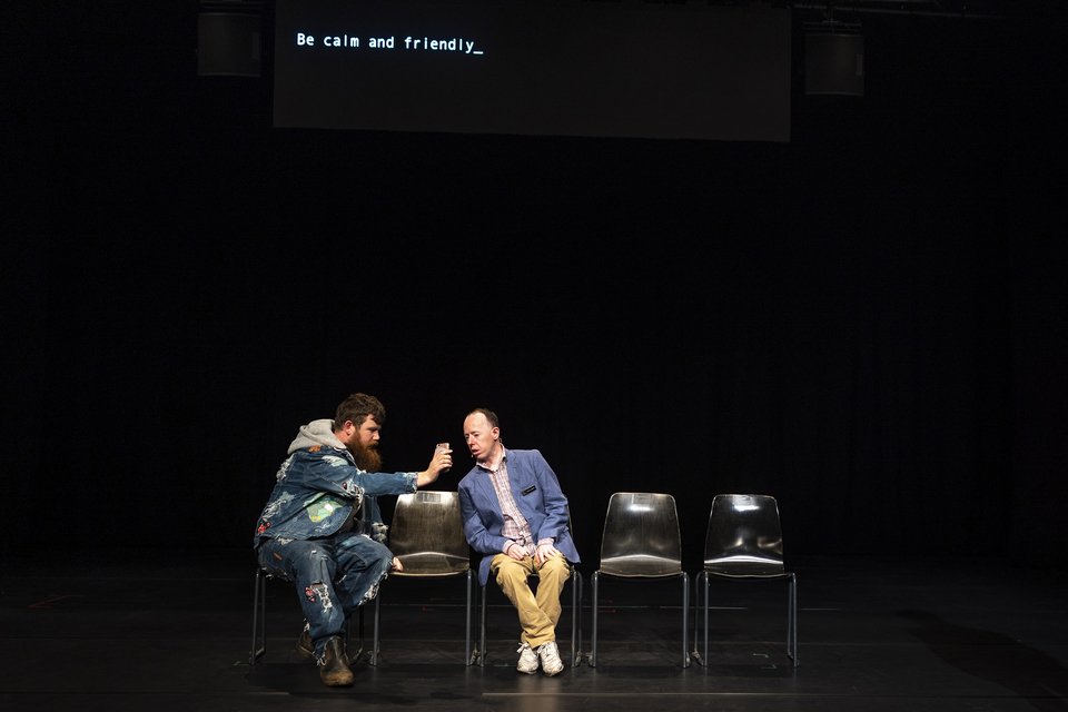 Back to Back Theatre, ένας μικρός περιφερειακός θίασος που εδρεύει στην πόλη Τζιλόνγκ, κοντά στη Μελβούρνη