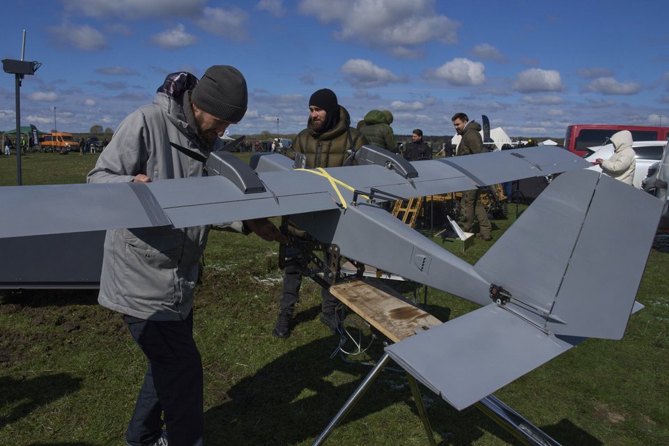 Ουκρανός κατασκευαστής παρουσιάζει drone σε έκθεση καινοτόμων αμυντικών τεχνολογιών σε τοποθεσία στην Ουκρανία