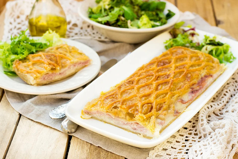Ζαμπονοτυρόπιτα με μπεσαμέλ / Φωτογραφάι: Shutterstock