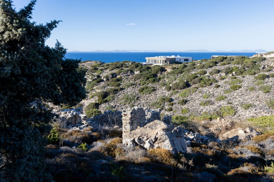 Συνύπαρξη παλιού και νέου στο φυσικό τοπίο της Αντιπάρου
