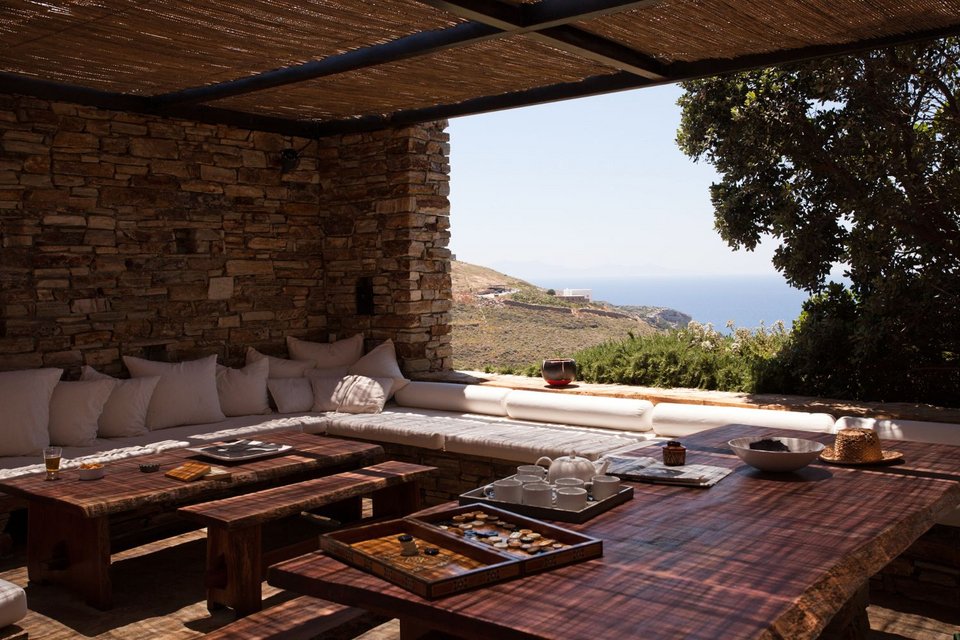 Τάβλι με θέα στην Αντίπαρο