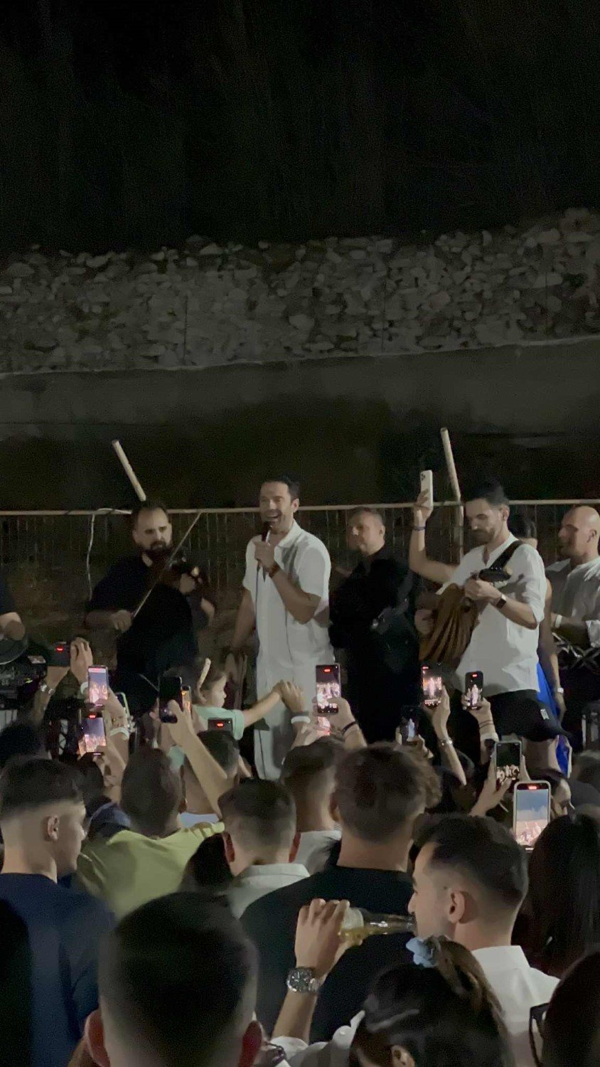O Κωνσταντίνος Αργυρός ξεσήκωσε τους επισκέπτες σε πανηγύρι της Τήνου