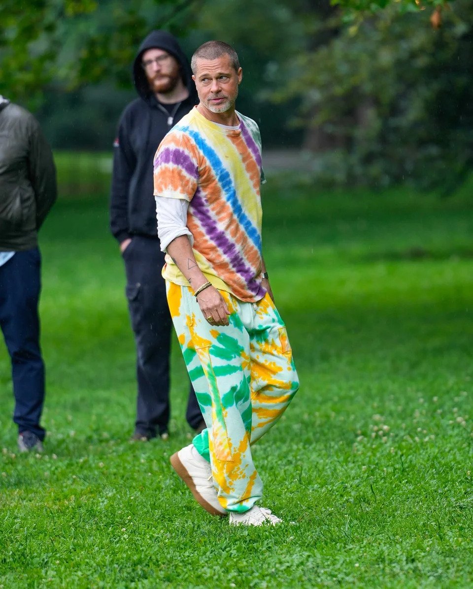 Ο Μπραντ Πιτ με tie dye ρούχα που δεν θα φορούσε εύκολα ένας άνδρας 61 ετών