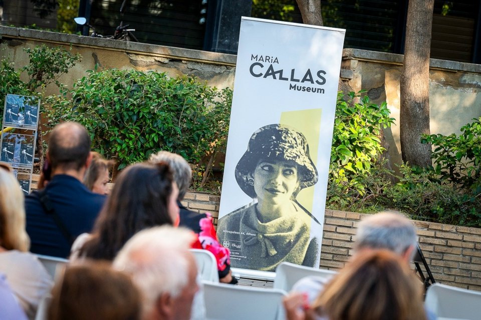 Την Παρασκευή 20 Ιουνίου, η γειτονιά του Μουσείου – ακριβώς απέναντι από την είσοδό του, στην πλατεία Μητροπόλεως – θα πλημμυρίσει με ήχους