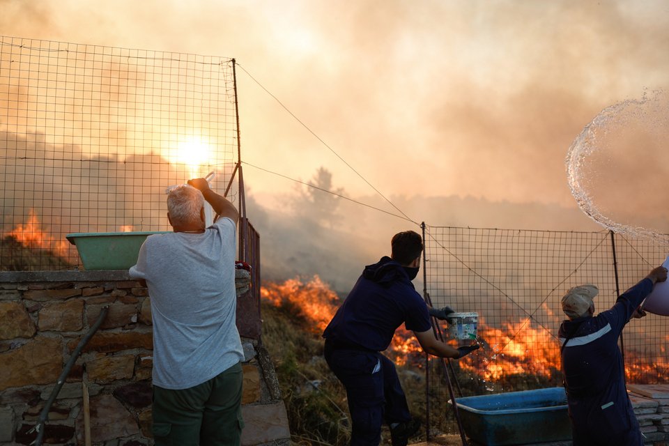 Κάτοικοι δίνουν μάχη με κάθε μέσο προκειμένου να σώσουν τα χωριά τους στη Χίο / Dimitris Tosidis - SOOC