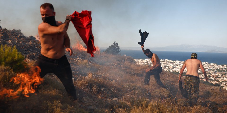 Κάτοικοι της Χίου προσπαθούν με ό,τι μέσα έχουν να σβήσουν φλόγες / Φωτογραφία: Dimitris Tosidis / SOOC