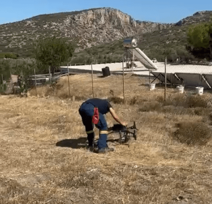 Πυροσβέστης χρησιμοποιεί drone για την κατάσβεση της φωτιάς