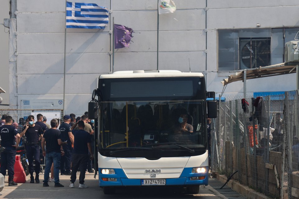 Λεωφορείο παραλαμβάνει μετανάστες για την εκκένωση του ΚΥΤ της ΒΙΑΛ στη Χίο / Eurokinissi