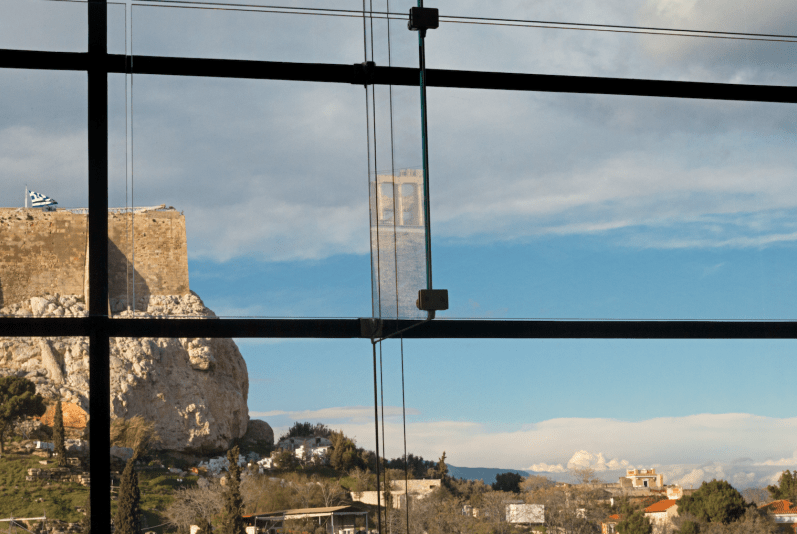 Ο φωτογραφικός φακός της ψυχαναλύτριας Μαρίας Λουτζακλή προσπερνά εσκεμμένα τα σώματα των αγαλμάτων, εστιάζοντας κυρίως στο εξωτερικό περιβάλλον, το αθηναϊκό τοπίο