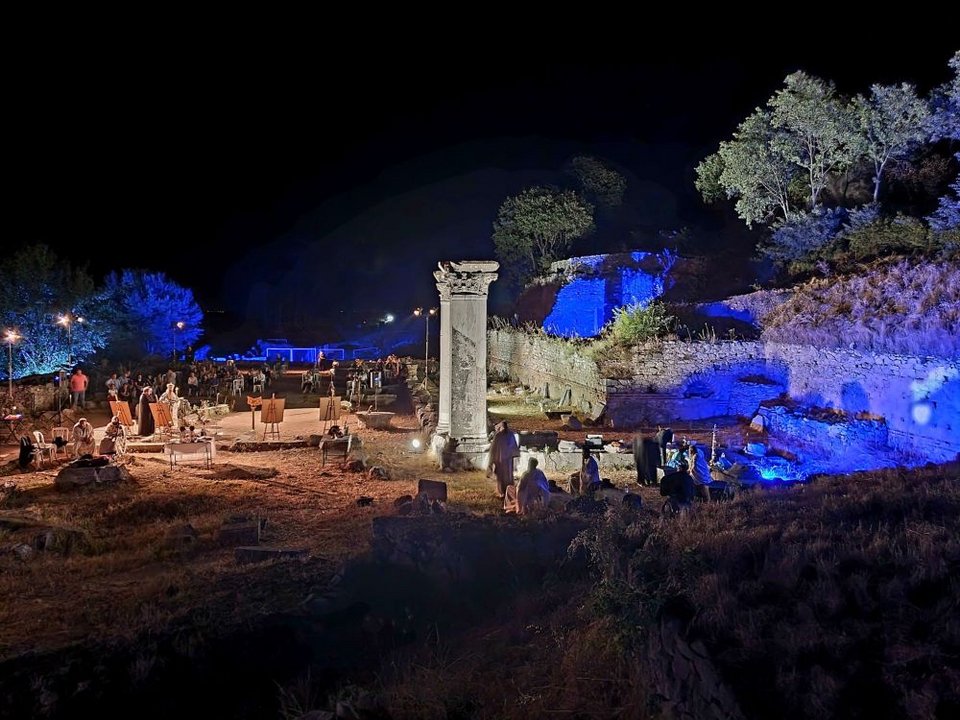 Η ιερά αγρυπνία πραγματοποιήθηκε στον επιβλητικό χώρο όπου σώζονται τα ερείπια της παλαιοχριστιανικής Βασιλικής Α', της πρώτης εκκλησίας που κατασκεύασαν οι χριστιανοί στην αρχαία πόλη των Φιλίππων