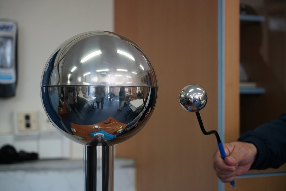 Ο εξοπλισμός του εργαστηρίου Φυσικοχημείας του σχολείου αναβαθμίστηκε από το «Μαζί για το Παιδί» 