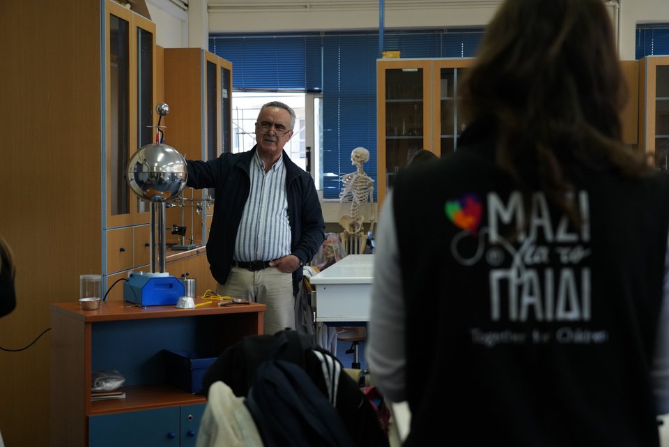 Ο καθηγητής Φυσικής του σχολείου, κ. Γιώργος Μητροτάσιος