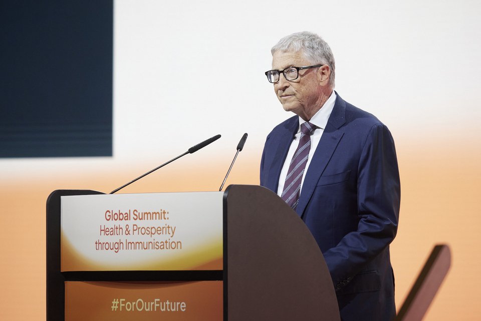 Ο Μπιλ Γκέιτς στο βήμα της διεθνούς συνόδου «Global Summit: Health & Prosperity through Immunisation» 