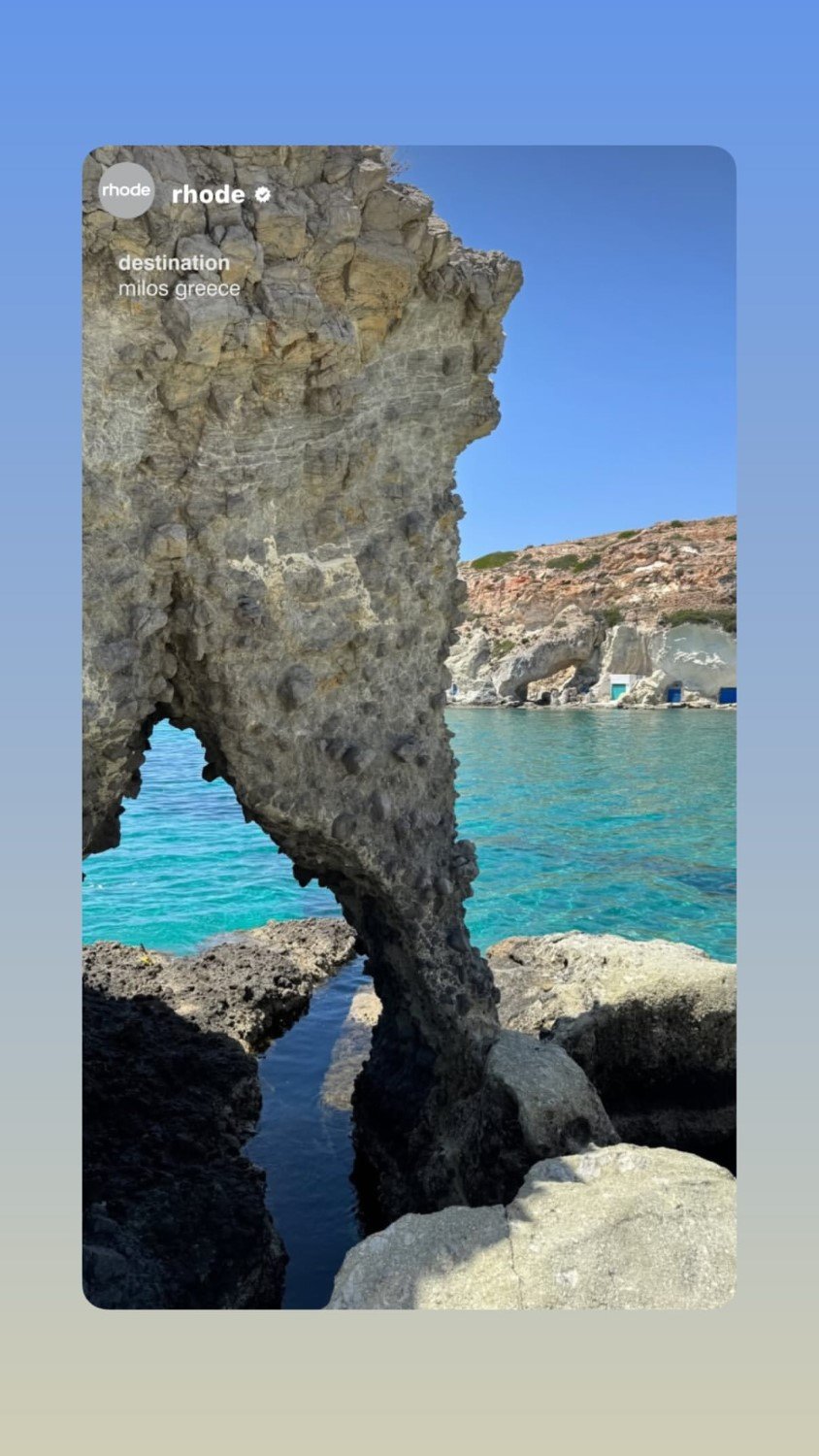 Η φωτογράφιση για τα νέα προϊόντα της «Rhode» έγινε με φόντο τα μαγικά τοπία της Μήλου