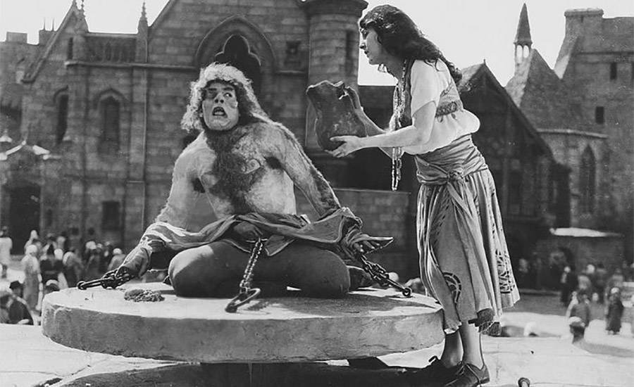 Φωτογραφία από την ταινία του 1923 The Hunchback of Notre Dame (Η Παναγία των Παρισίων)