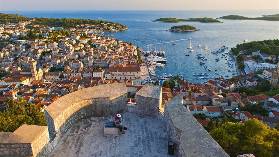 Χάρη στις σχεδόν 300 ηλιόλουστες ημέρες το χρόνο, το Χβαρ σφύζει από υπαίθριες εκδηλώσεις / SHUTTERSTOCK