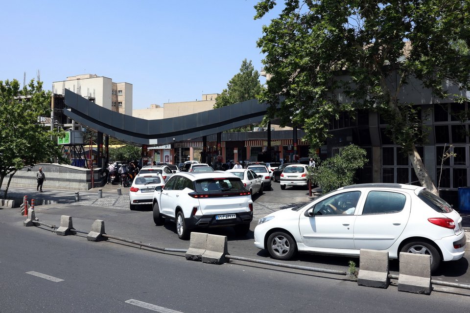 Ιρανοί γεμίζουν καύσιμα τα οχήματά τους στην Τεχεράνη