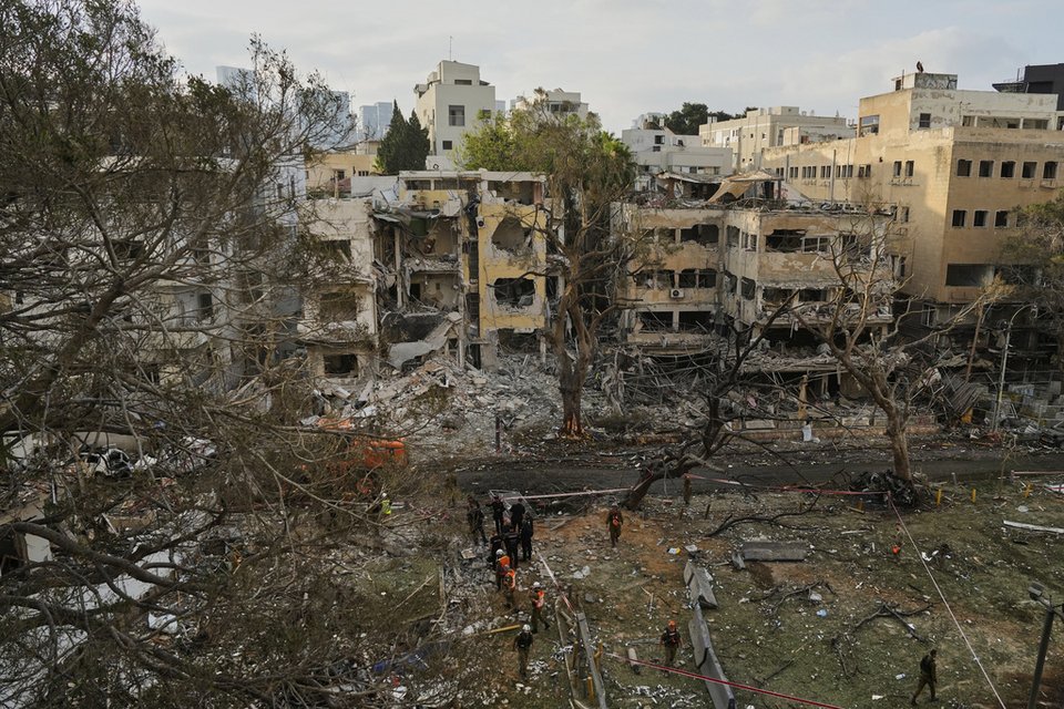 Ομάδα διάσωσης εργάζεται στο σημείο όπου ένας πύραυλος που εκτοξεύτηκε από το Ιράν έπληξε το Τελ Αβίβ, Ισραήλ, Δευτέρα, 16 Ιουνίου 2025. (AP Photo/Baz Ratner)