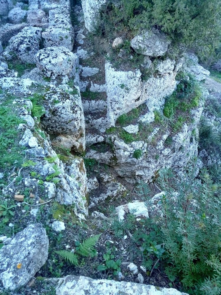 Άποψη της ανώτερης πτέρυγας του νοτίου λαξευτού κλιμακοστασίου, από τα νότια