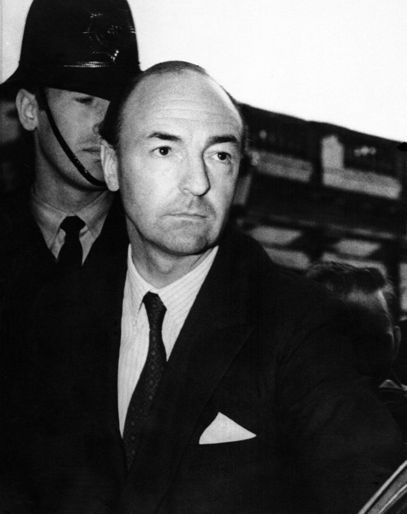 Ο John Profumo, ο οποίος παραιτήθηκε από υπουργός Πολέμου λόγω της σχέσης του με το μοντέλο Christine Keeler, βγαίνει από το αυτοκίνητό του επιστρέφοντας στο σπίτι του στο Λονδίνο, 18 Ιουνίου 1963
