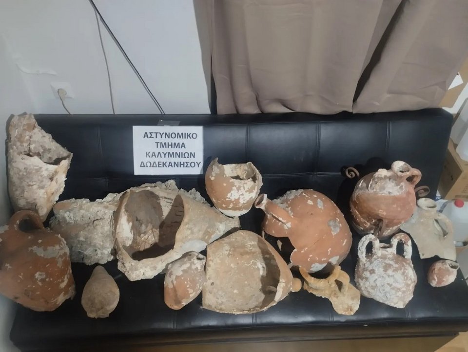 Τα αρχαία που βρέθηκαν στο σπίτι του 87χρονου στην Κάλυμνο / Φωτογραφία: ΕΛΑΣ