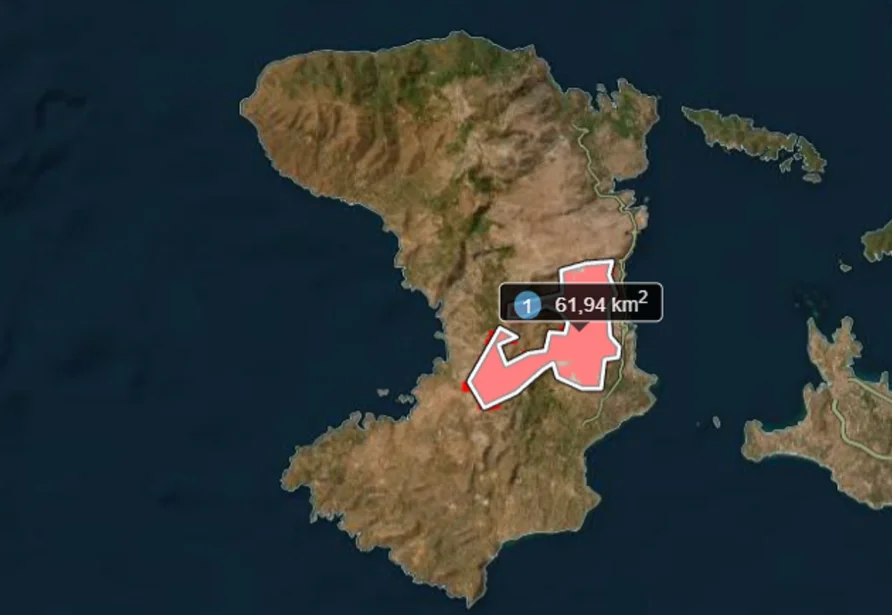 Η έκταση στο νησί της Χίου που έχει πληγεί από τις φλόγες / Εικόνα δορυφόρου από Facebook @Γιάννης Καλλιάνος