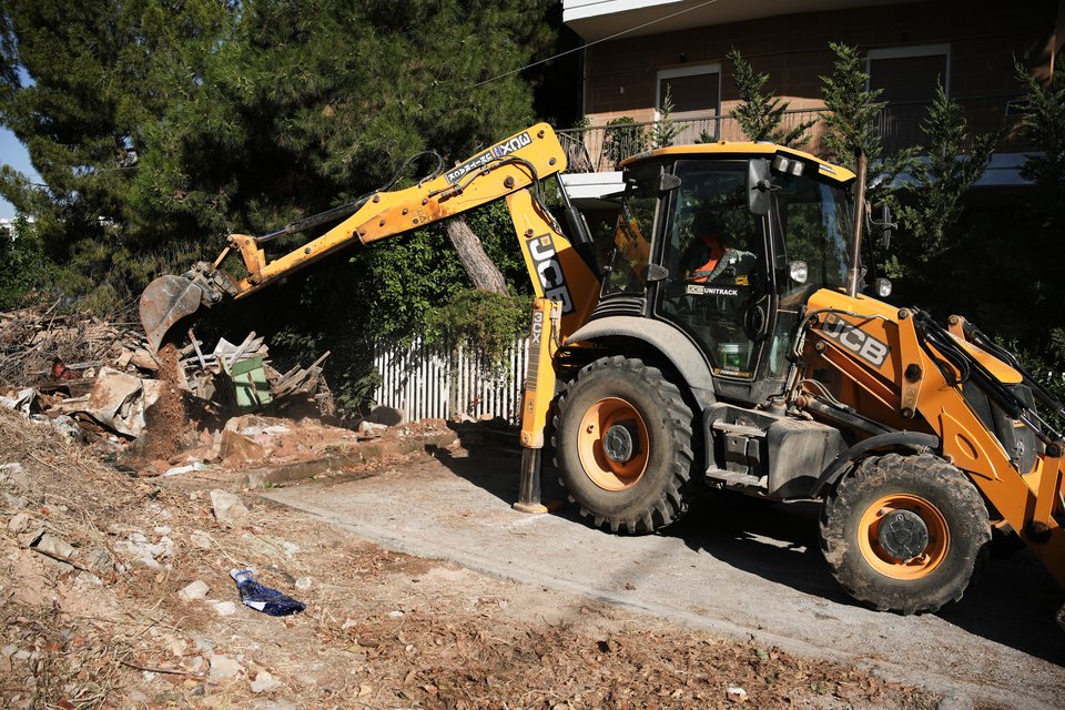 Την κατεδάφιση επικίνδυνων κτισμάτων σε 21 περιοχές ξεκίνησε ο Δήμος Αθηναίων, σε μια προσπάθεια να καταστήσει ασφαλέστερη την πόλη