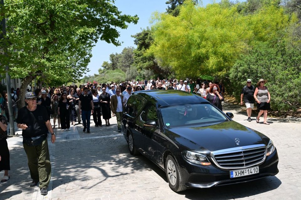 Όλο το ελληνικό θέατρο συνοδεύει τον Βασίλη Παπαβασιλείου στην τελευταία του κατοικία