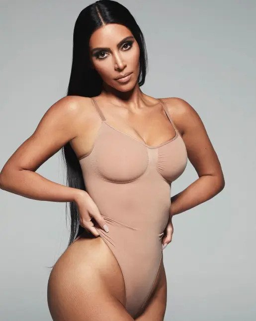 Η Κιμ Καρντάσιαν με nude κορμάκι Skims