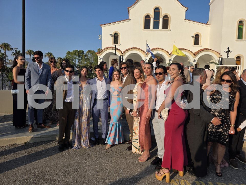 Φίλοι του ζευγαριού έξω από την εκκλησία