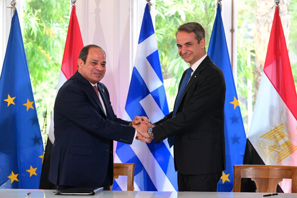 Ο Έλληνας πρωθυπουργός Κυριάκος Μητσοτάκης με τον πρόεδρο της Αιγύπτου Αμπντέλ Φατάζ αλ Σίσι