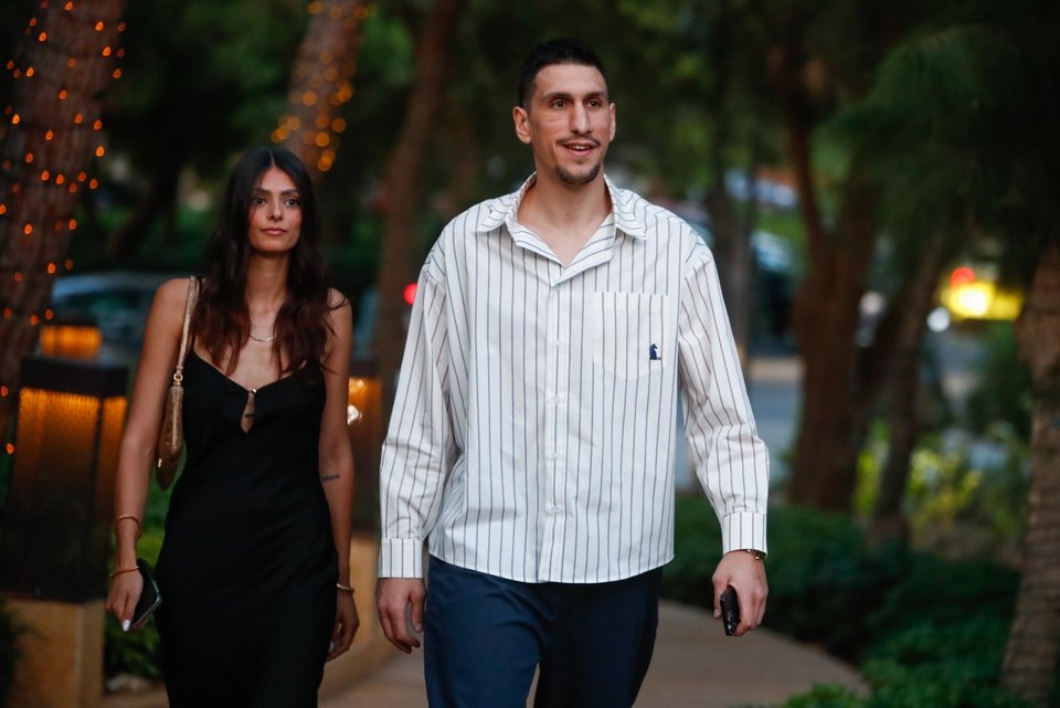 Ο Γιαννούλης Λαρεντζάκης έφτασε σε δείπνο, συνοδευόμενος από τη σύντροφό του, Γιώτα Γεωργοπούλου
